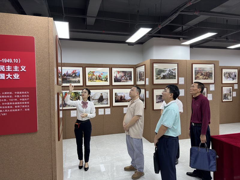 评估组参观党史艺术展.jpg
