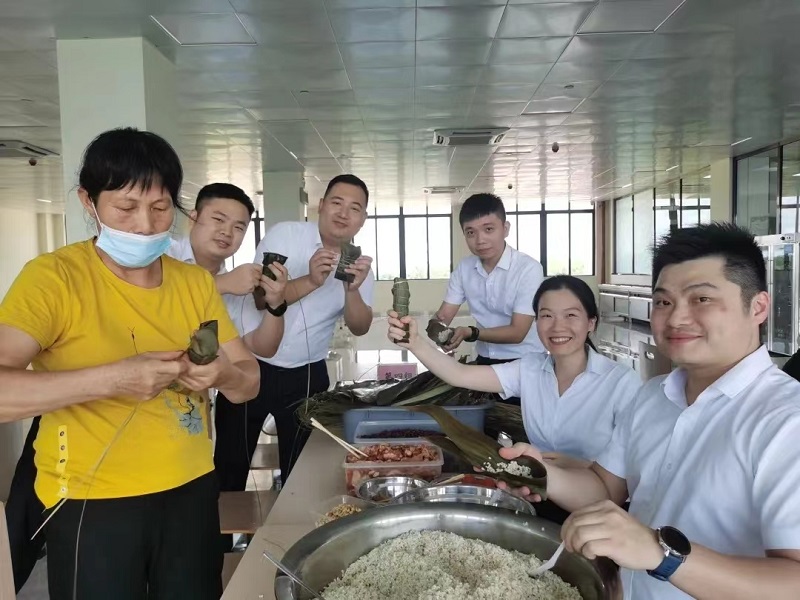 1705048315382122.jpg 组织开展端午节包粽子活动.jpg