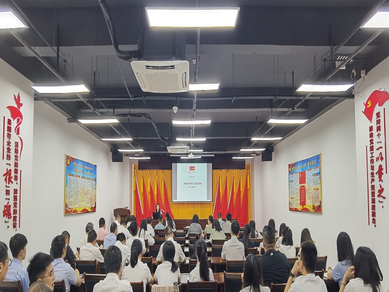 1715941004130033.jpg 杨碧云在讲课2.jpg