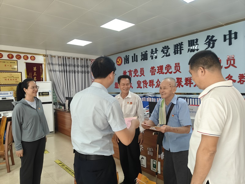 1727608595109533.jpg 周远慰问老干部、老党员1.jpg