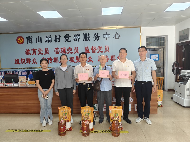 1727608602116874.jpg 周远慰问老干部、老党员2.jpg