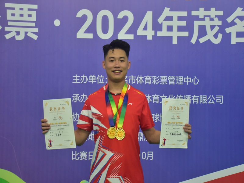 1729821912179270.jpg 附件1:罗嘉玮获A组男单、男双冠军.jpg